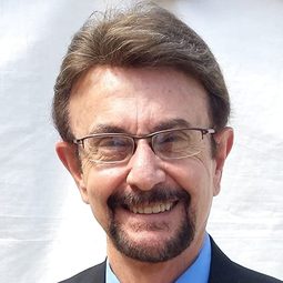 Gary Ayash 飾演 Rabbi (uncredited)
