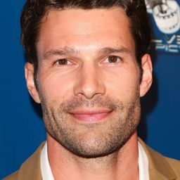 Aaron O'Connell 飾演 Scott Ericson