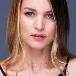 Amie Raylynn Apodaca 飾演 Angela