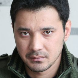 Berik Aytzhanov 飾演 Arzu