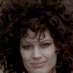 Penny Brown 飾演 Costume designer