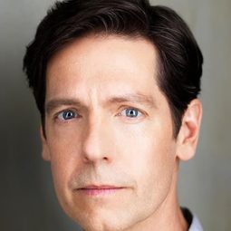 Stephen Thorne 飾演 Thomas Tully