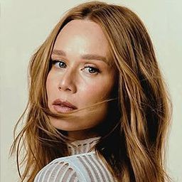 Mariana Ximenes 飾演 Karina