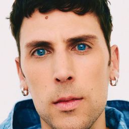 Cristalino - 土星回歸演員 飾演El guitarrista