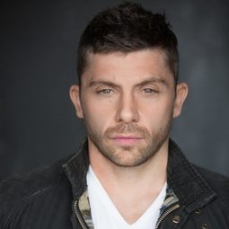 Jay Brown 飾演 Stephen