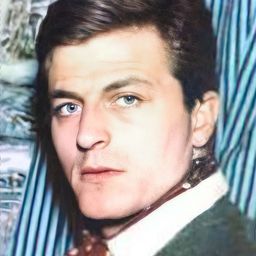 Müşfik Kenter 飾演 Regaip Dede