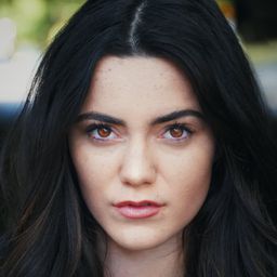 莉安娜·拉米雷斯 飾演 Teenage Fangirl