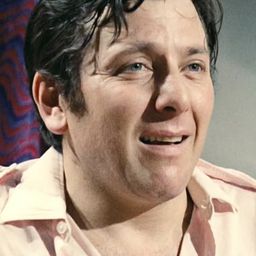 Kostas Voutsas 飾演 Ermolaos Oikonomou