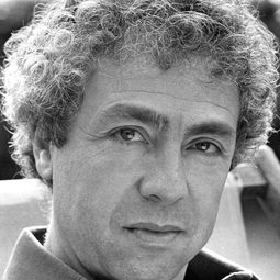 Sady Rebbot - Who Works Is Lost演員 飾演Bonifacio