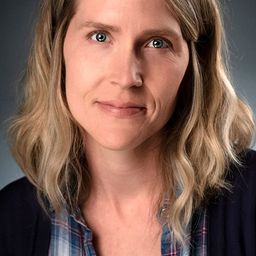 Rae Becka 飾演 Eliza