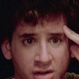 Steven Tash 飾演 Male Student