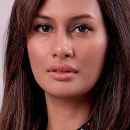 瑞哈農 飾演 May