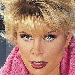 Tiffany Million 飾演 Self