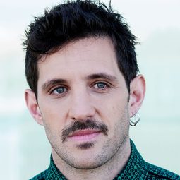 霍塔·利納雷斯 - 你會帶誰去無人島？導演