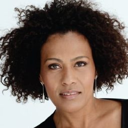 Manoushka Zeegelaar-Breeveld - 橙色狂熱演員 飾演Trouwambtenaar