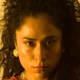 梅拉·巴塔拉 飾演 Damiana Cisneros