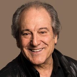 Mariano Venancio 飾演 Martin