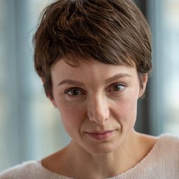 茱莉亞·柯謝茲 飾演 Sabine