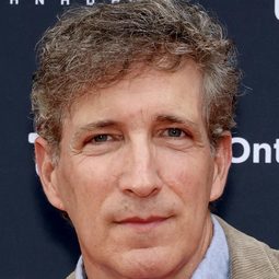 Peter Spears - 以你的名字呼喚我演員 飾演Isaac