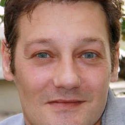 Christophe Hémon 飾演 Garçon soirée