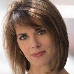 Kate Avallone - 美國小說演員 飾演Woman on Patio