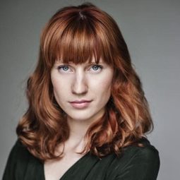 Anna Swan 飾演 Annie