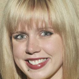 Claire Sloma 飾演 Maggie