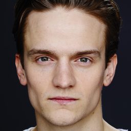 Arnmundur Ernst Björnsson 飾演 Hrafn