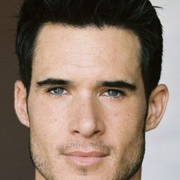 Nick Ballard 飾演 Alex