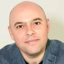 Boris Gulyarin 飾演 Pyotr