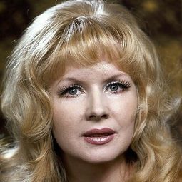 Halina Kowalska - 砂漏療養院演員 飾演Adela