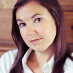 Norah Sadava 飾演 Short Cassandra