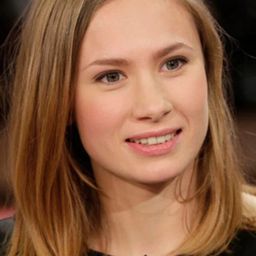 艾琳娜·萊辛 飾演 Sophie Theissen (jung)