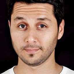 Kerem Muslugil 飾演 Otel Resepsiyonisti