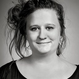 Nóra Rainer-Micsinyei 飾演 Sári