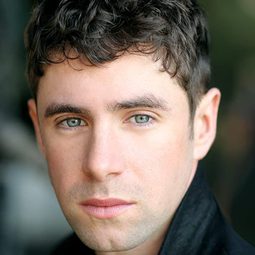 Lee Armstrong 飾演 Grenadier