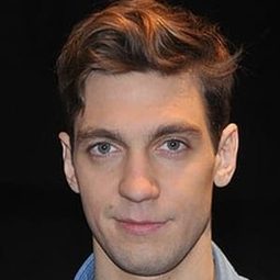 Kamil Szeptycki 飾演 Julian Fontana