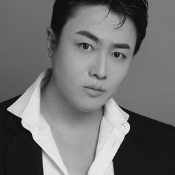 Sun Guiquan - 抓娃娃演員 飾演Bodyguard Sun