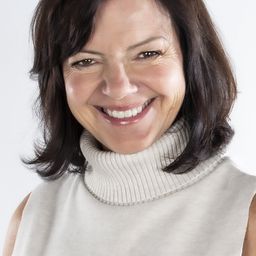 Julie Summers 飾演 Lynn