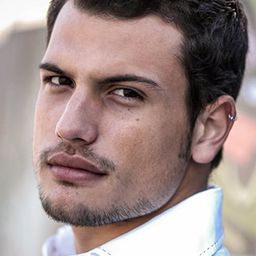 Roberto Urbina 飾演 Reese