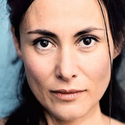 İdil Üner 飾演 Dilber