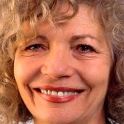 Dorothée Blanck 飾演 Dolly