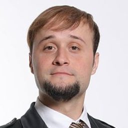 Daniel Fischer 飾演 Priest