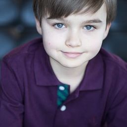 Liam Hughes 飾演 Caleb Baker