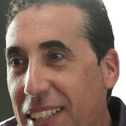 Manuel Osto 飾演 Anticuario (voice)