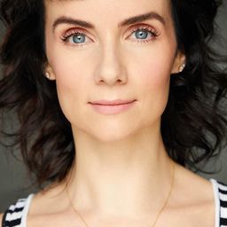 Victoria Summer 飾演 Teresa