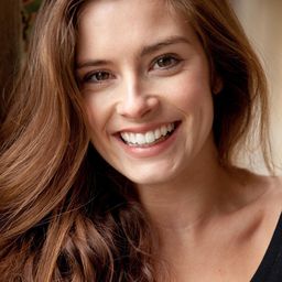 Rachel Shenton 飾演 Debbie