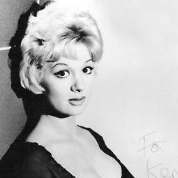 Claire Gordon - The Bulldog Breed演員 飾演Blonde on Yacht