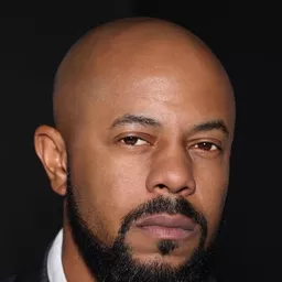 洛可蒙·鄧巴 飾演 Darby Cannon