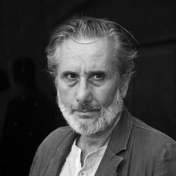 Angelo Bison 飾演 Roberto